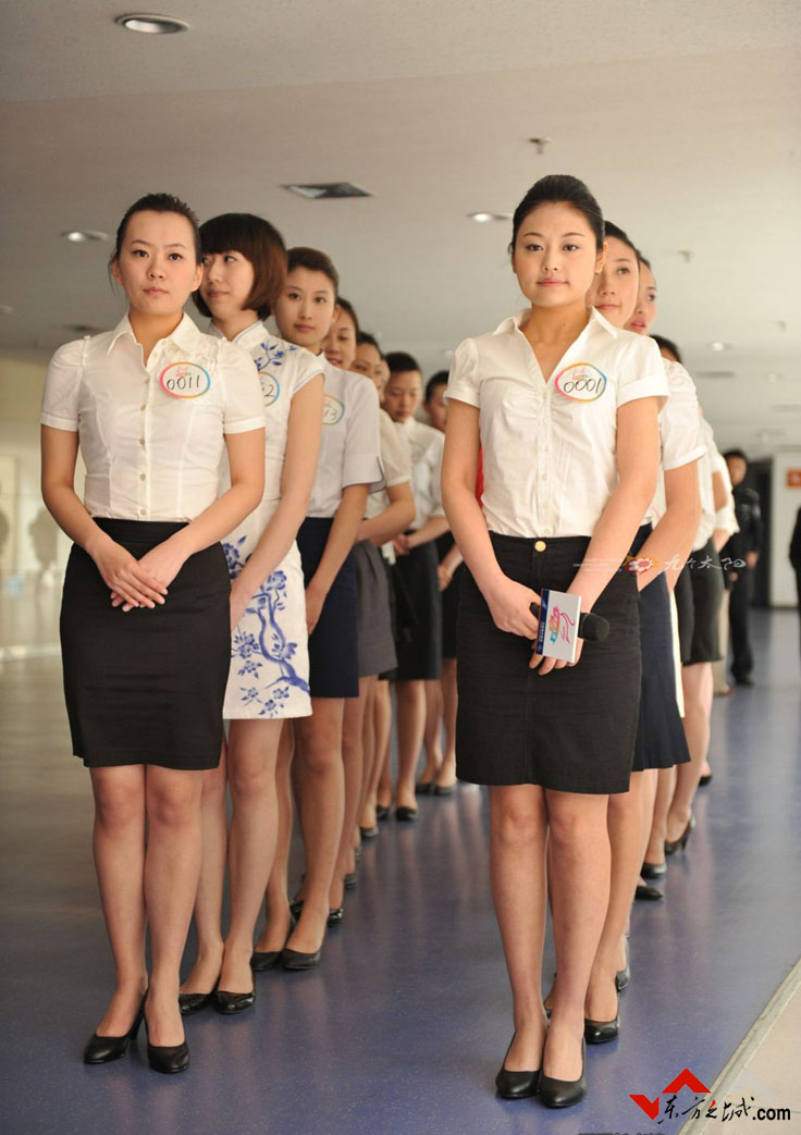 空姐新人秀新制服空乘招募总动员，展露迷人微笑。