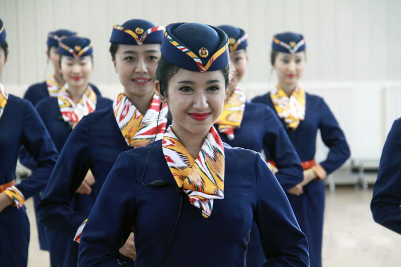 新疆高铁乘务员服装款式图片_中国制服设计网