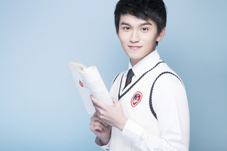 90后小鲜肉丁宇佳身着清新白衬衣搭配毛衣背