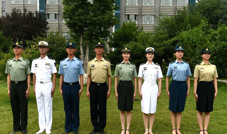 解放军将统一换发佩戴17式夏常服帽组图