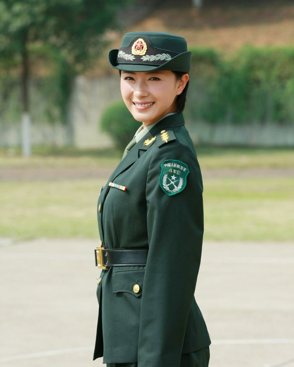 演员万茜女军装制服图片鉴赏