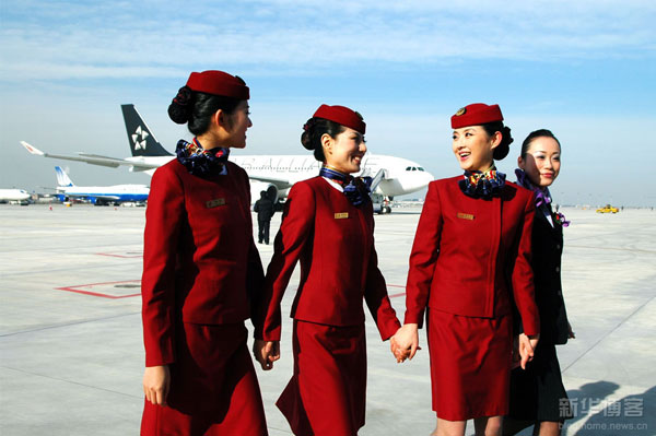 2003年1月1日启用至今的国航空姐服装