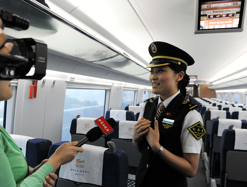 京沪高铁列车乘务员制服，京沪高铁列车空姐服装