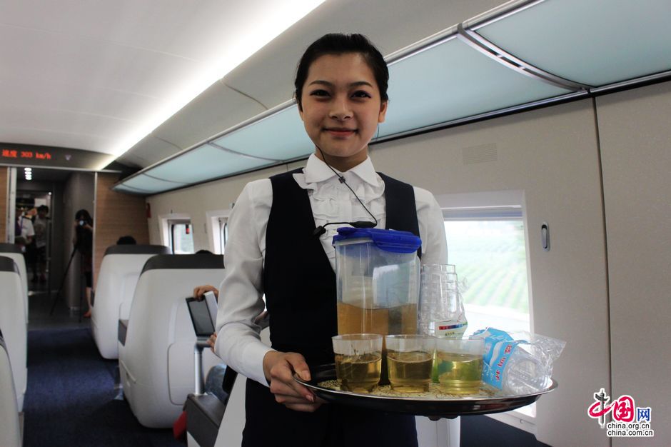 <em>京沪高铁</em>列车<em>乘务员</em>制服服装媲美空姐_确潮_