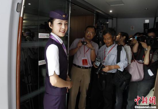 京沪高铁列车乘务员制服，京沪高铁列高空姐服装