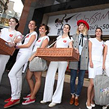 法国美女售货员喜迎国外游客