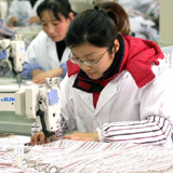 纺织服装业在困境中前进