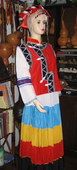 <em>彝族女装</em>