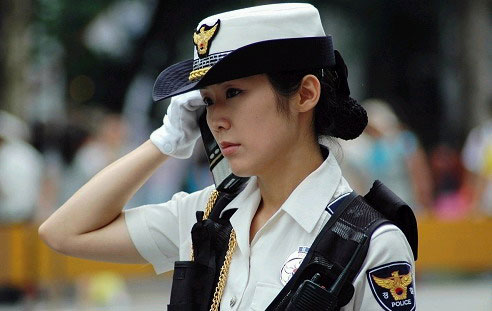 韩国街头的女<em>交警制服</em>