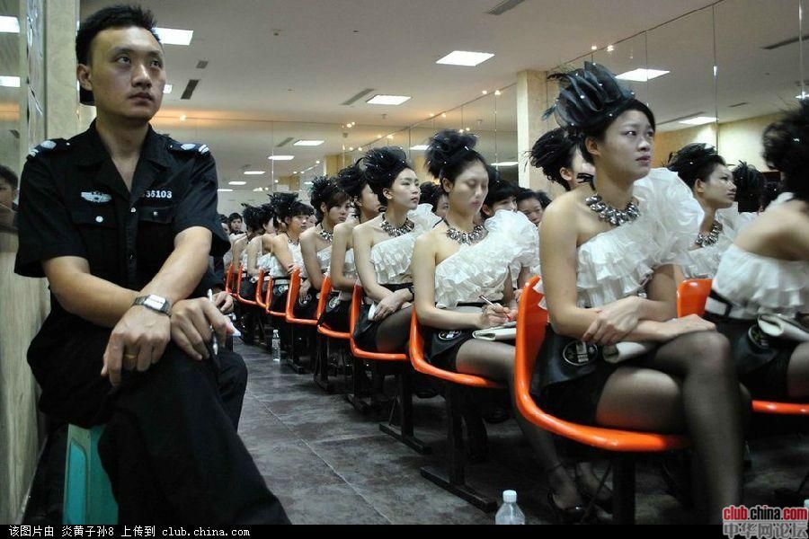 浙江温岭消防官兵培训防火,KTV服务员衣着暴