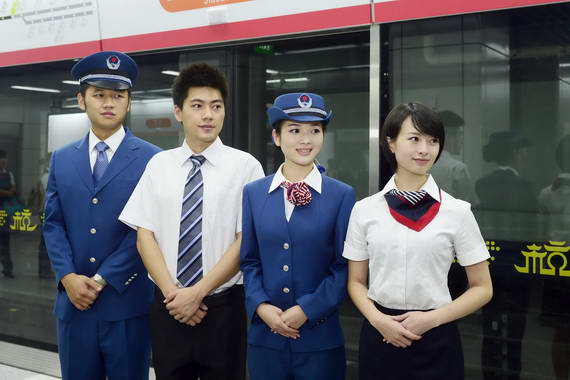杭州地铁制服朝气亮相