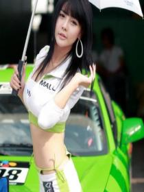 清纯伞女郎演绎赛道风情