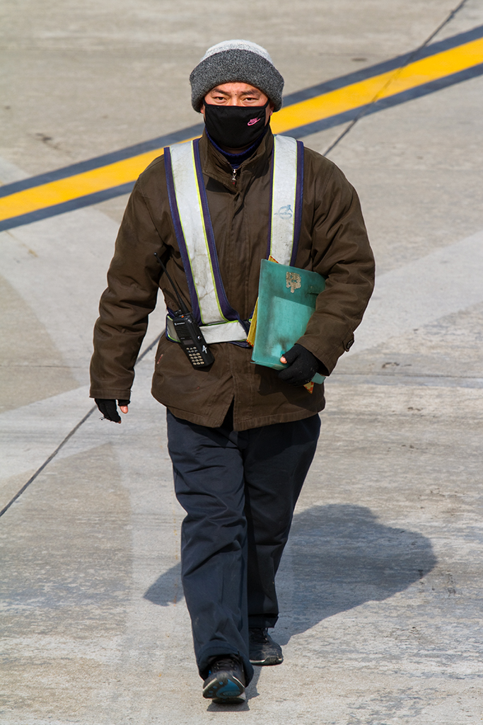 雪后严寒航空装卸人员保暖制服