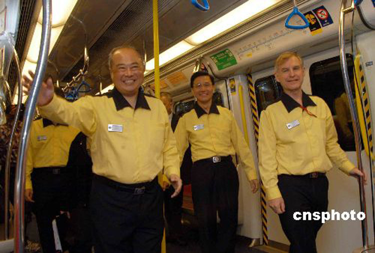 香港地铁员工着新制服迎接地铁新纪元