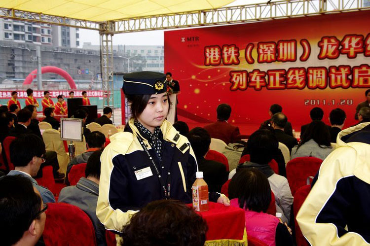 香港地铁员工着新制服迎接地铁新纪元
