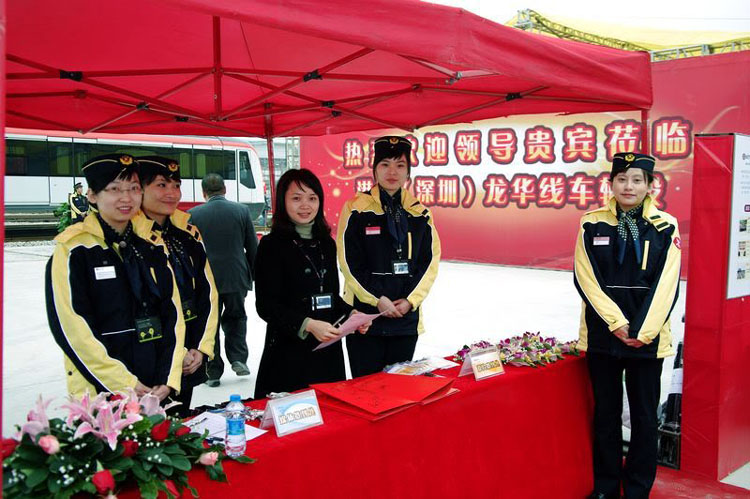 香港地铁员工着新制服迎接地铁新纪元