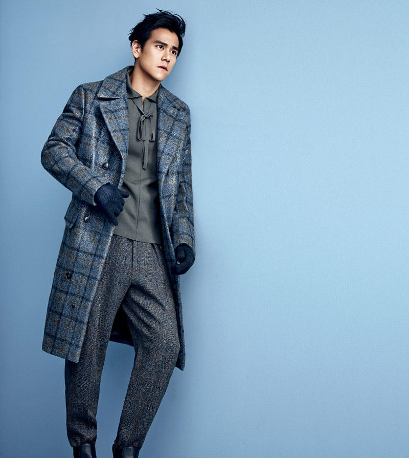 彭于晏灰色格纹大衣展现优雅与冷静