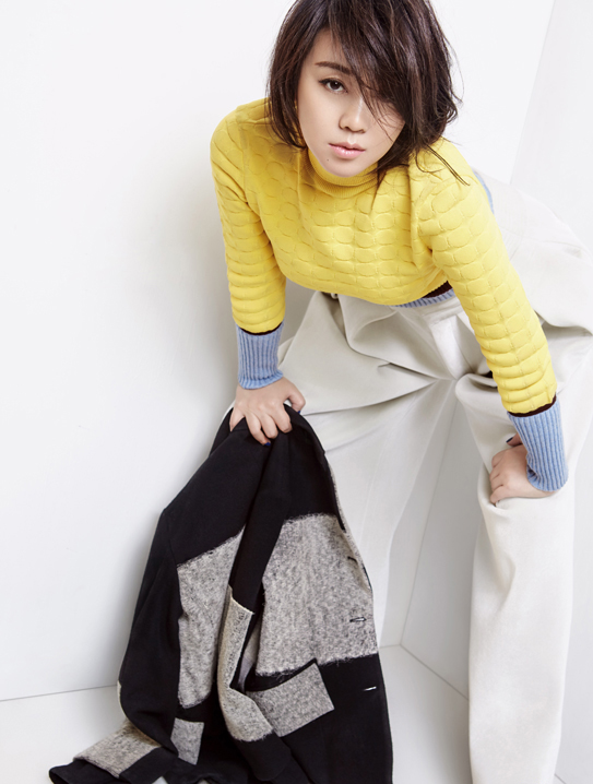 闫妮着时尚职业装,展现知性魅力