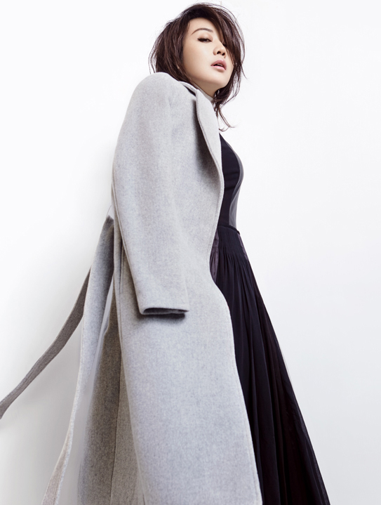 闫妮着时尚职业装,展现知性魅力