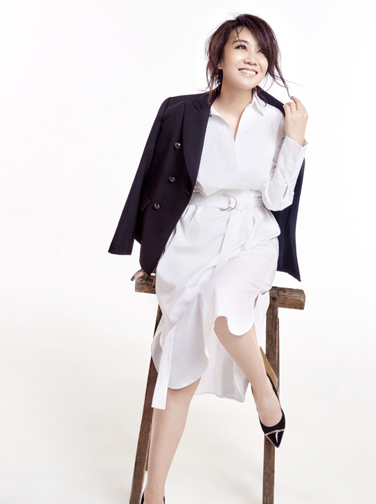 闫妮着时尚职业装,展现知性魅力