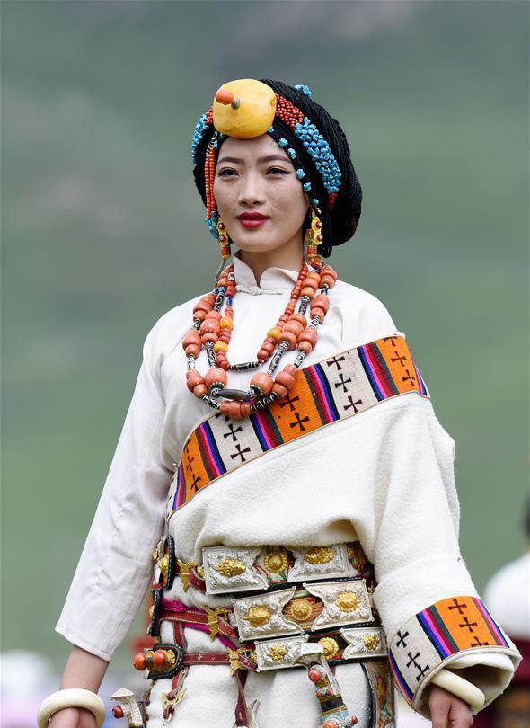 色彩斑斓的藏族特色服装图片 原创制服设计 职业装设计