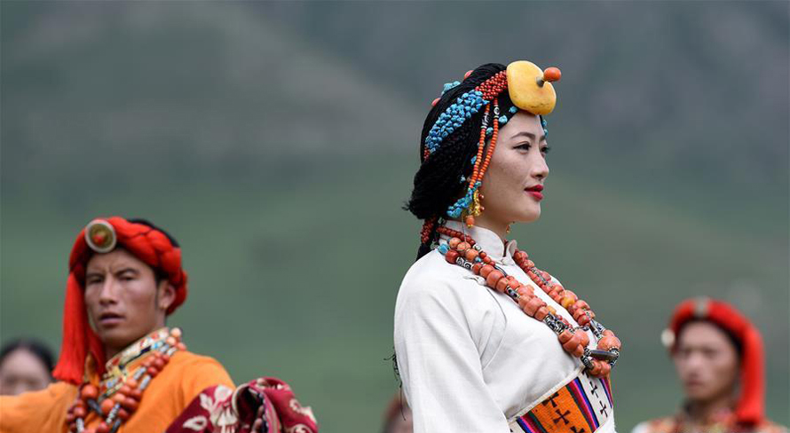 色彩斑斓的藏族特色服装图片 原创制服设计 职业装设计