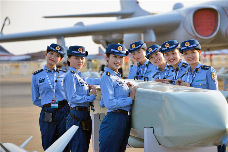 第11届珠海航展身着空军制服的解说员 展现飒爽英姿 原创制服设计 职业装设计
