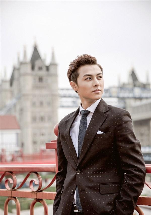 演员邱胜翊身穿黑色英伦风西装制服演绎质感型男