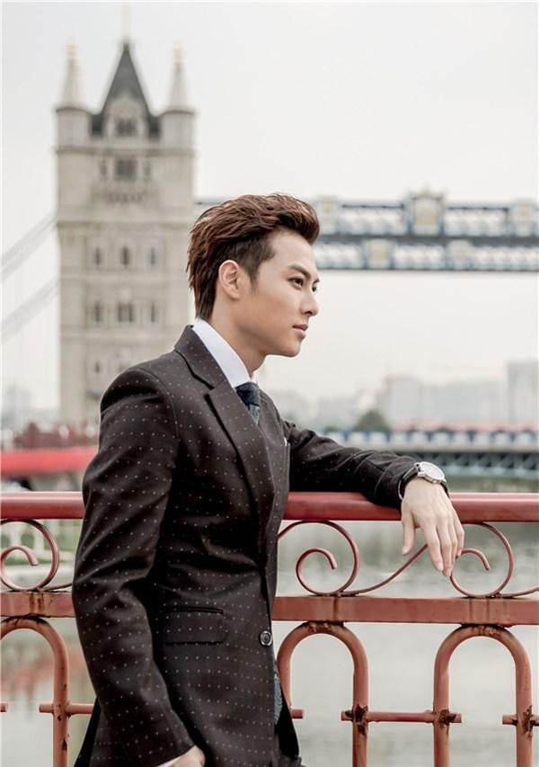 演员邱胜翊身穿黑色英伦风西装制服演绎质感型男