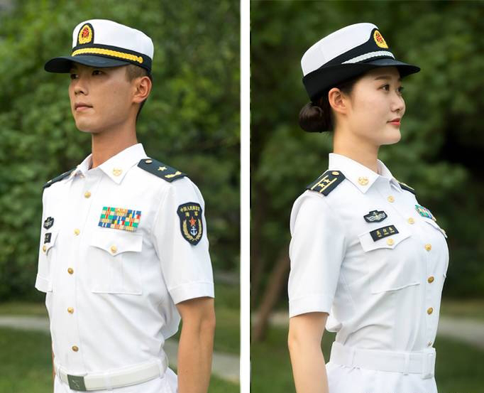 解放军将统一换发佩戴17式夏常服帽组图