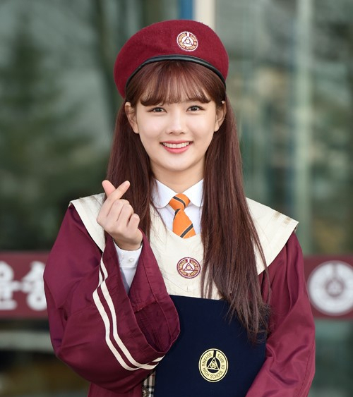 韩国女艺人金裕贞身着学生服毕业礼服图片 原创制服设计 职业装设计 韩国女艺人金裕贞身着学生服毕业礼服图片 原创制服设计 职业装设计