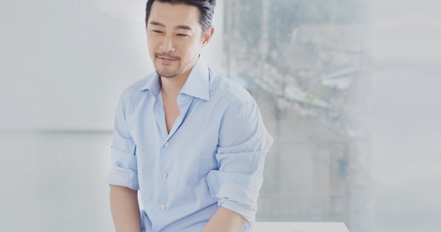 黄维德身穿浅蓝色格子衬衣,尽显型男魅力