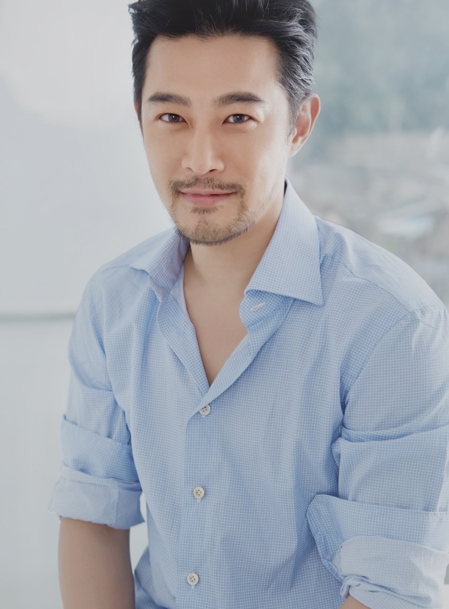 黄维德身穿浅蓝色格子衬衣,尽显型男魅力