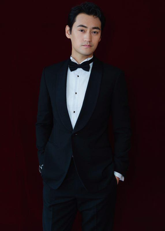 袁弘一身黑色西装制服 展现不凡男性魅力 中国制服设计网 袁弘一身黑色西装制服 展现不凡男性魅力 中国制服设计网