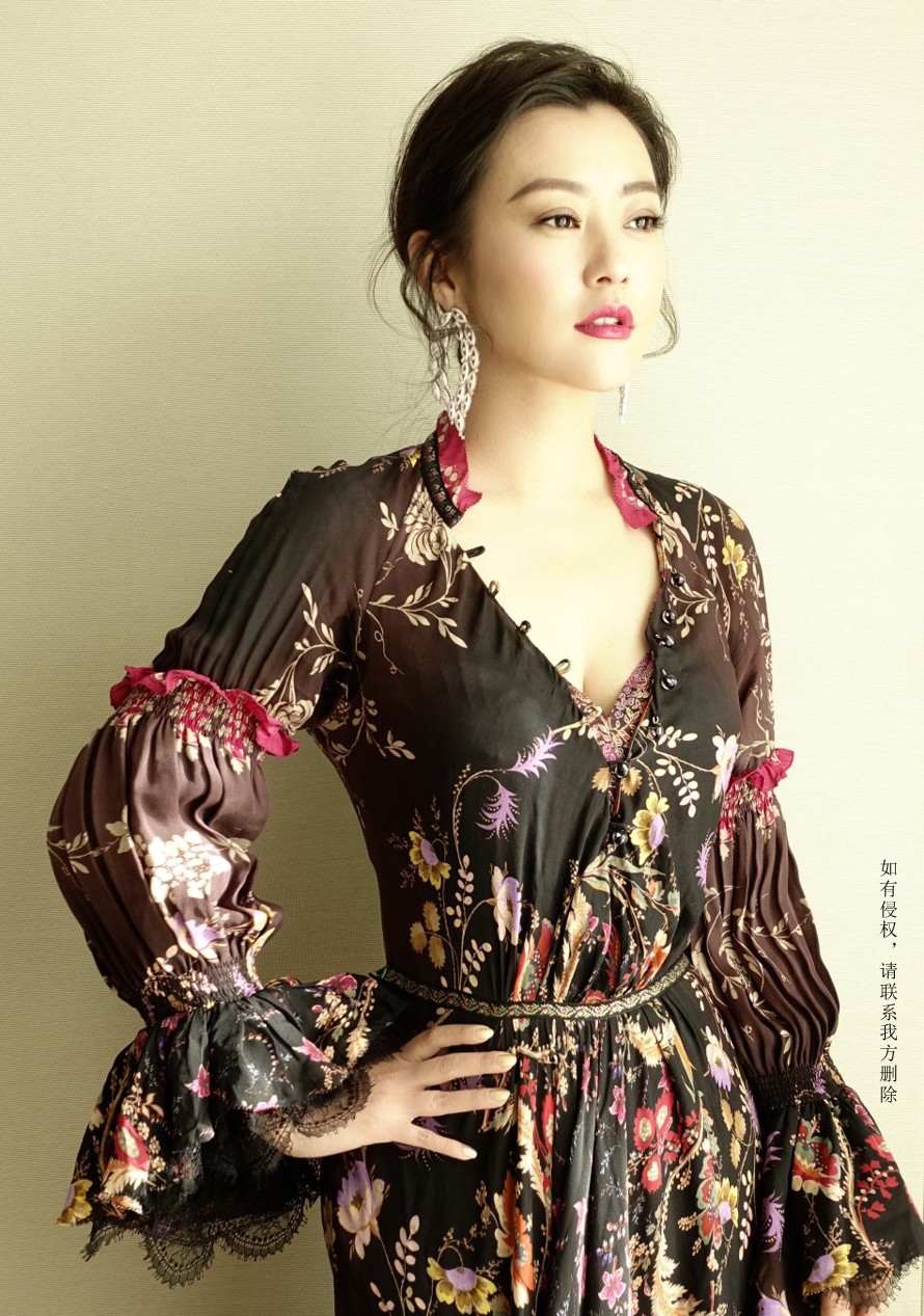 郝蕾身着时尚靓丽的晚礼服制服图片